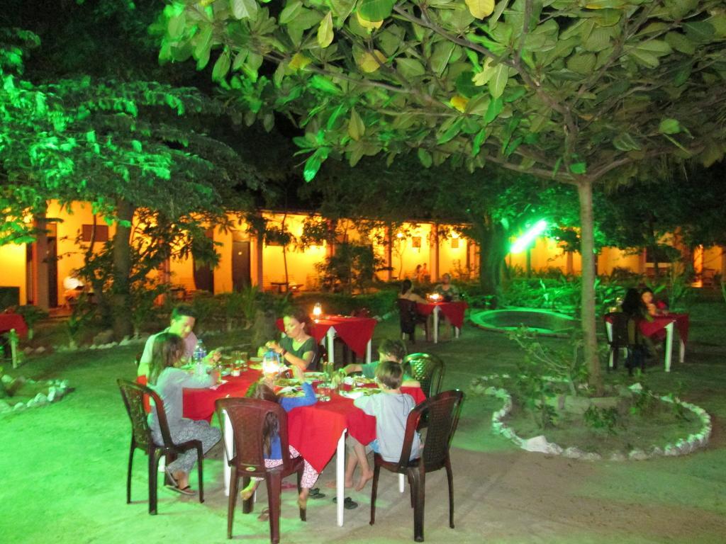 Shahira Hotel Nilaveli Exterior foto